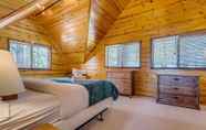 อื่นๆ 2 Custom Built Cabin, Sleeps 8! - Sky High #33 3 Bedroom Home by RedAwning