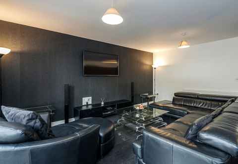 Others Beautiful 3-bed Apartment in Romford Image Court