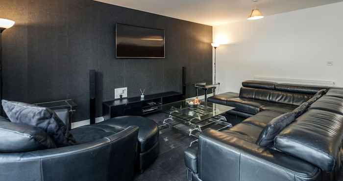 Others Beautiful 3-bed Apartment in Romford Image Court