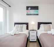 Lainnya 2 Impeccable 2-bed Apartment in Romford Image Court