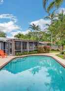 Imej utama Mid Century Modern Pool Home In The Best Location! 2 Bedroom Home by Redawning