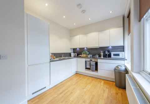 Khác Modern Three Bedroom Apartment in Hammersmith