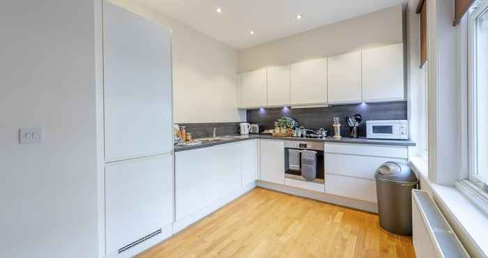 Others Modern Three Bedroom Apartment in Hammersmith