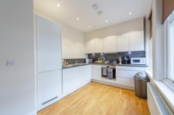 Khác Modern Three Bedroom Apartment in Hammersmith