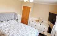 Others 4 Spacious 3bed Property With Parking Large Garden