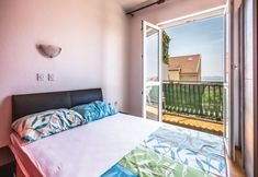 Others 2 Comfortable 3 Bedroom Apartment in Makarska