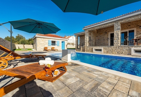 Lain-lain Villa Zizi in Vrsi With 4 Bedrooms and 3 Bathrooms