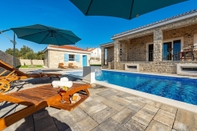 Lain-lain Villa Zizi in Vrsi With 4 Bedrooms and 3 Bathrooms