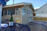 Others Seachelle - Fully Renovated Luxury Beach Cottage! Pet Friendly! 1 Bedroom Cottage by Redawning