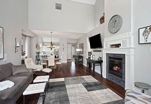 其他 Village 62 Gorgeous Remodeled Townhouse with Firepit on the Backyard by RedAwning