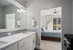 其他 6 Village 62 Gorgeous Remodeled Townhouse with Firepit on the Backyard by RedAwning