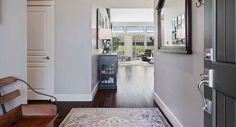 其他 2 Village 62 Gorgeous Remodeled Townhouse with Firepit on the Backyard by RedAwning