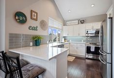 其他 7 Village 62 Gorgeous Remodeled Townhouse with Firepit on the Backyard by RedAwning