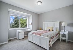 其他 5 Village 62 Gorgeous Remodeled Townhouse with Firepit on the Backyard by RedAwning