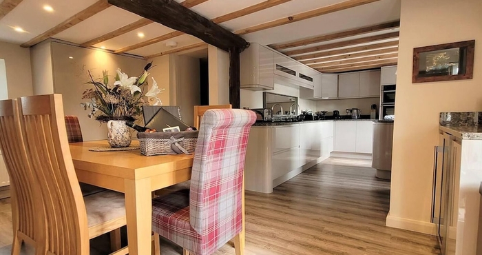 Lain-lain Cosy & Spacious Cottage in Scenic Village With Pub