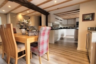 Lainnya Cosy & Spacious Cottage in Scenic Village With Pub