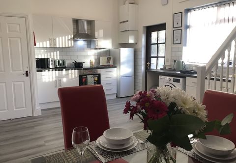Lainnya Stylish 3-bed Preston Home for Relaxing Comfy Stay