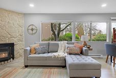 其他 Cute Delightfully Remodeled Spacious Condo 2 Bedroom Condo by RedAwning