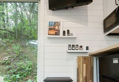 Others 4 Tiny Adventura Secluded Tiny Home: With Hot Tub Wi-fi 1 Bedroom Bungalow by Redawning