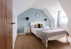 Others 2 Elegant 2 Bed Flat with Balcony in Finchley