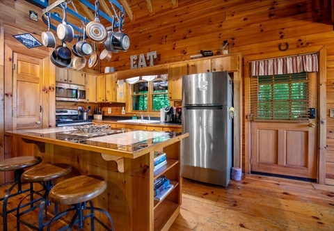 Others Hilltop Hideaway - Endearing Mountain Cabin With Hot tub Foosball pet Friendly