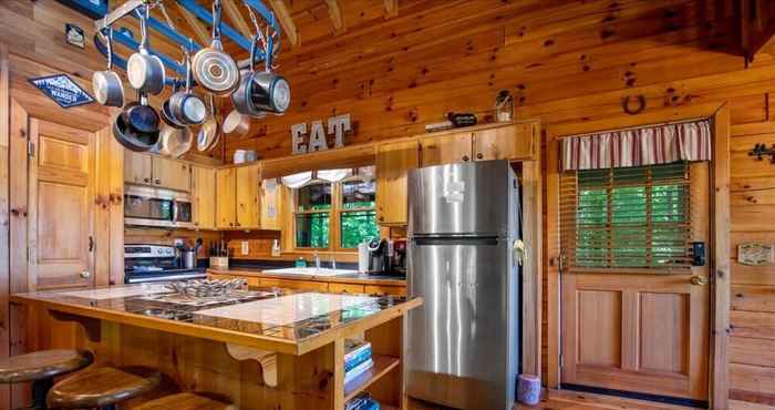 Others Hilltop Hideaway - Endearing Mountain Cabin With Hot tub Foosball pet Friendly