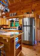 Bilik Hilltop Hideaway - Endearing Mountain Cabin With Hot tub Foosball pet Friendly