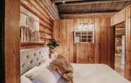 Others 5 76gs - Genuine Log Cabin - Wifi - Pets Ok - Sleeps 4 2 Bedroom Home by Redawning