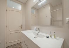 其他 5 Downtown Design With Balcony by Vacationy