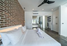 Others 3 Loft Charly