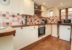 อื่นๆ 3 Hedgehog Cottage