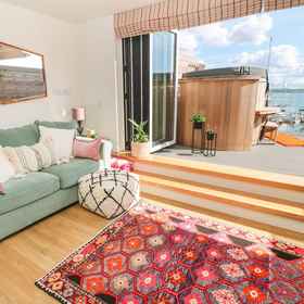 Primary image 1 16 Arwenack Street, Hotel Deviock