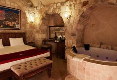 Others 3 Under Cave Hotel