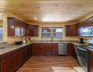 Others 2 Donwell Manor - 4 Bedrooms, 4 Baths, Sleeps 16 4 Cabin by Redawning