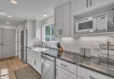 Khác 3 Adorably Renovated Spacious Bungalow 3 Bedroom Bungalow by Redawning