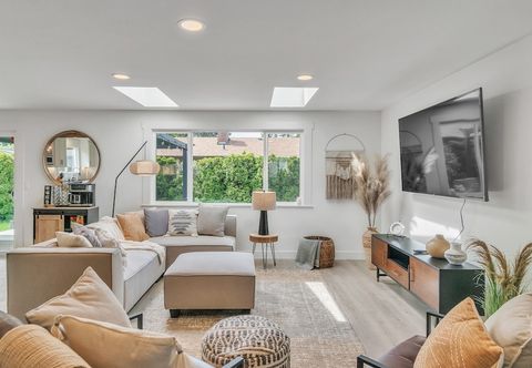 Others Adorably Renovated Spacious Bungalow 3 Bedroom Bungalow by Redawning