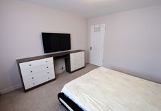 Others 3 Immaculate 2-bed Apartment in Isleworth by River