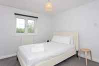 Lainnya Bright 2 Bedroom House in Stratford With Garden