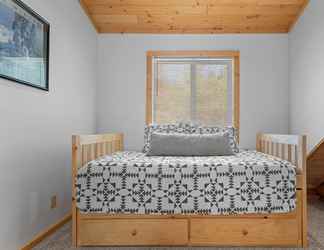 Lainnya 2 Cozy, Family-Friendly Log Cabin - Home #152 3 Bedroom Home by RedAwning