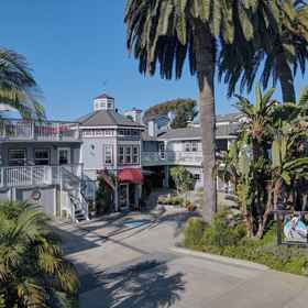 Primary image1Pelican Cove Inn,Sleeping Tiger Coffees飯店