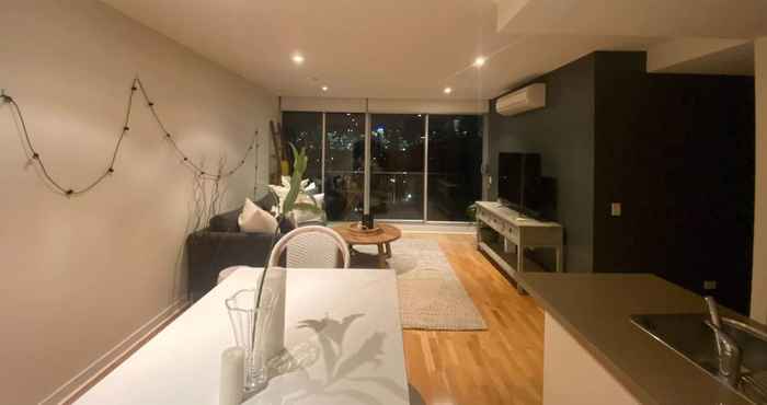 Lainnya Stylish 2 Bedroom Apartment in Port Melbourne With City Views