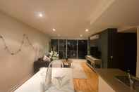 อื่นๆ Stylish 2 Bedroom Apartment in Port Melbourne With City Views