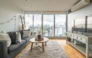 Lainnya 4 Stylish 2 Bedroom Apartment in Port Melbourne With City Views