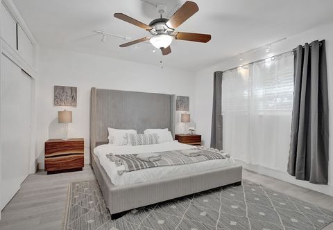 Lainnya Waterfront 7BR Villa with Heated Pool