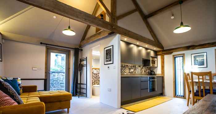 Others 17th Century Cartshed Nestled In Welsh Countryside