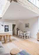 Ảnh chính Spacious Three Bedroom Garden Flat Near Clapham Common by Underthedoormat