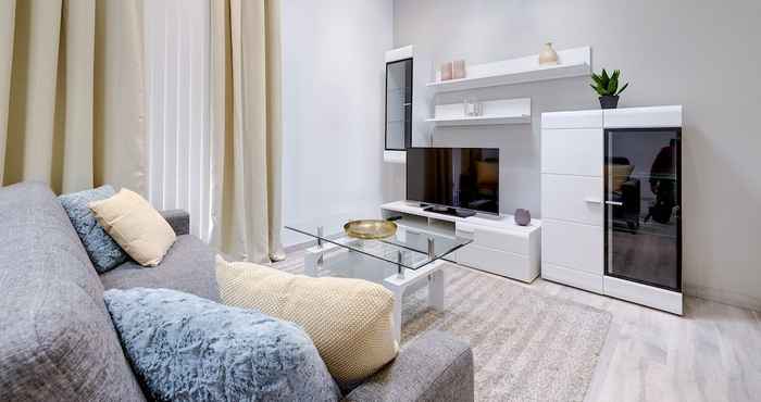 Lainnya Stylish 1BR Apartment Steps to the Promenade