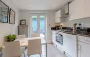 Others 7 Stylish 1 Bedroom Apartment in Nine Elms With Garden