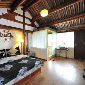 Room 1 Dali Ancient Town Flower Court Moon House B&B, Fengxue Gucheng Parking Lot Hotels