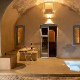 Primary image 1 OIA เซลลาร์ส, โรงแรม & ที่พัก ซานโตรินี่